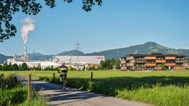 Malerisch gelegen: Der Stammsitz von Egger in St. Johann in Tirol.