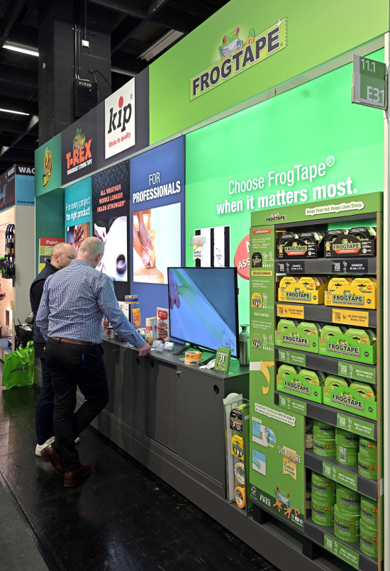 Am Point of Sale leitet Frogtape Kundinnen und Kunden im Regal und auf den Zweitplatzierungen mit Farbcodes, Icons und weiteren Informationen zur passenden Lösung für ihr Projekt.&nbsp;