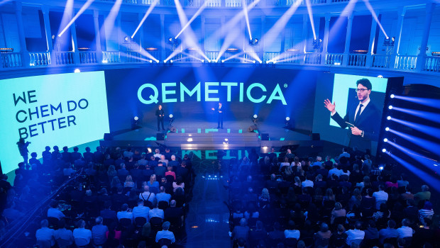 Kamil Majczak, Vorstandsvorsitzender der Ciech S.A., verkündet bei einer weltweit übertragenen Live-Veranstaltung in Warschau die Umfirmierung des Unternehmens zu Qemetica.