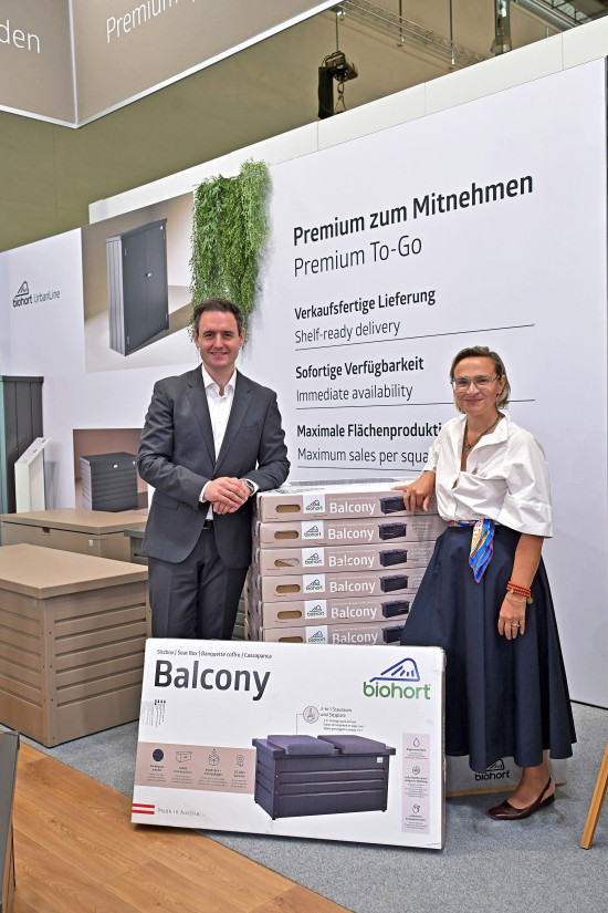 Geschäftsführer Dr. Maximilian Priglinger und Dr. Gerlinde Leichtfried, Leiterin Marketing & E-Commerce, sind von der Sitzbox Balcony als Mitnahmeartikel überzeugt. Geschäftsführer Dr. Maximilian Priglinger und Dr. Gerlinde Leichtfried, Leiterin Marketing & E-Commerce, sind von der Sitzbox Balcony als Mitnahmeartikel überzeugt.