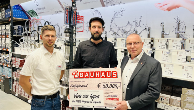 Sebastian Koch (v.l., Geschäftsleiter Bauhaus Berlin-Steglitz), Johannes Tomczak (Head of Marketing & Fundraising bei Viva con Agua) und Thorsten Kosmol (regionaler Geschäftsführer bei Bauhaus in Berlin) trafen sich zur Übergabe des Spendenschecks.