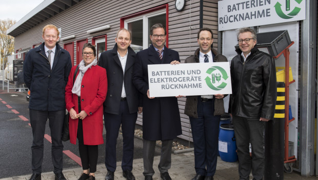 Vorstellung des neuen Sammelstellen-Logos. V.l.n.r.: Benjamin Peter (Handelsverband Deutschland), Jana Stange (Handelsverband Heimwerken Bauen und Garten), Tim Bagner (Deutscher Städtetag), Florian Pronold (Bundesministerium für Umwelt, Naturschutz und nukleare Sicherheit), Alexander Goldberg (Stiftung Elektro-Altgeräte Register),Georgios Chryssos (Stiftung GRS Batterie)“ Quelle: G2 Projekt/Eva Häberle