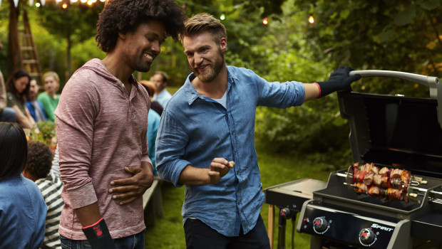 Hipster und andere Grillfans können nach der Übernahme des entsprechenden iDevices-Sortiments in der Weber-Welt auch vernetzt grillen.