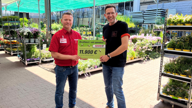 Carsten Heinrich (Marktleiter Toom Berlin-Friedrichshain) hat die Spende der Aktion zum Tag der Biene an Christian Wolf (Teamleiter Fundraising der Heinz Sielmann Stiftung) übergeben. Carsten Heinrich (Marktleiter Toom Berlin-Friedrichshain) hat die Spende der Aktion zum Tag der Biene an Christian Wolf (Teamleiter Fundraising der Heinz Sielmann Stiftung) übergeben.