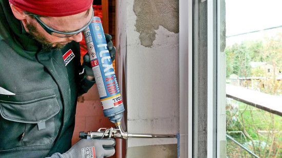 Ein gut abgedichtetes Fenster  kann Energie sparen und Schall reduzieren, weiß Soudal und stellt daher unter anderem seinen PU-Schaum Flexifoam vor. 