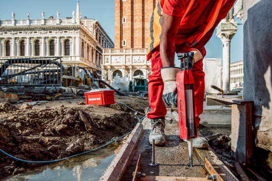 Einsatz des Fischer-Injektionsmörtels FIS EM Plus zusammen mit FIS-A-Ankerstangen zur dauerhaft sicheren Verankerung des gläsernen Schutzwalls des Markusdoms im Fundament.