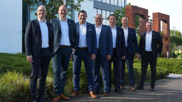 Das neu aufgestellte Category Management neben Bereichsleiter Peter Abraham (v. l.) besteht aus Benjamin Kring, Thilo Becker, Johannes Schulze, Markus Kappelhoff, Matthias Cmok und Oliver Völlmar. Das neu aufgestellte Category Management neben Bereichsleiter Peter Abraham (v. l.) besteht aus Benjamin Kring, Thilo Becker, Johannes Schulze, Markus Kappelhoff, Matthias Cmok und Oliver Völlmar.