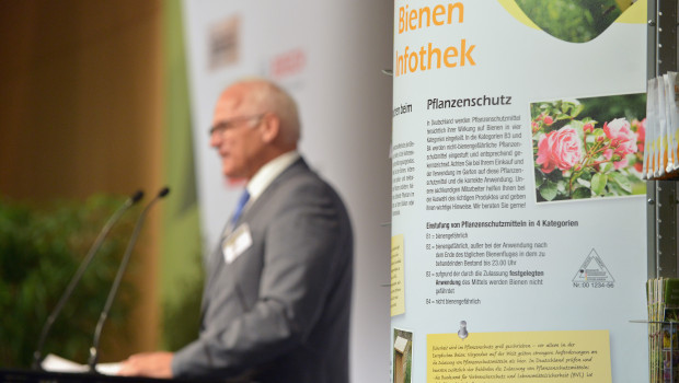 Glyphosat und Bienenschutz waren ausführlich behandelte Themen auf dem BHB Garden Summit. Dort war beispielsweise auch die branchenweit eingesetzte Infothek zu sehen. Auch Peter Bleser, Parlamentarischer Staatssekretär im Bundesmininsterium für Ernährung und Landwirtschaft, nahm dazu Stellung.