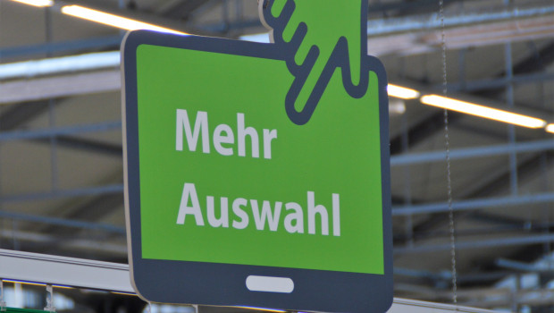 So macht es zum Beispiel Dehner: In den Gartencentern wird gezielt auf das Online-Angebot hingewiesen.