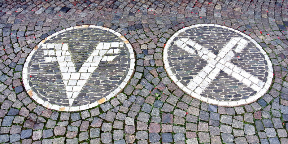 Die Logos der Volksbanken und der Raiffeisengenossenschaften als Pflastermotiv in Waldkirch.