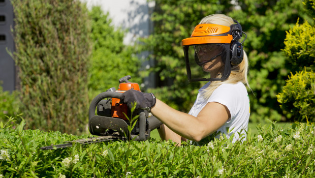 Frauen schützen sich beim Arbeiten im Haus oder im Garten noch weniger als Männer.
