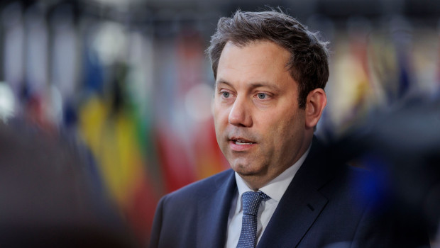 Bundesfinanzminister Lars Klingbeil hat angekündigt, dass die Stromsteuer für das produzierende Gewerbe gesenkt werden soll. 