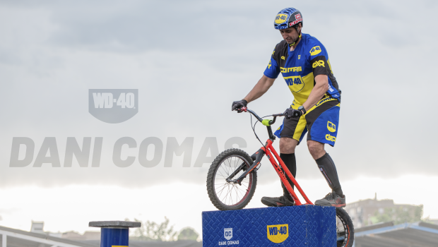 Der zehnmalige Weltmeister im BikeTrial, Dani Comas, unterstützt WD-40 auf der Messe.