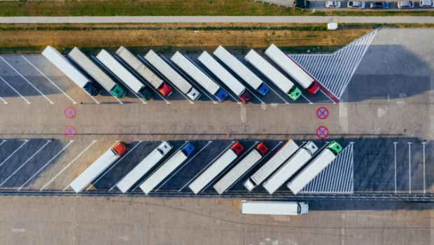 Beispielbild: Lkw-Parkplatz an einer Autobahn. 