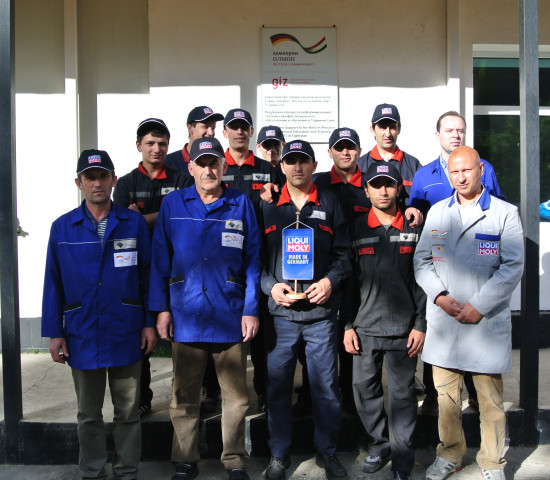Die ersten acht Liqui Moly-Kfz-Servicefachkräfte in Tadschikistan haben ihre Ausbildung jetzt abgeschlossen. Die ersten acht Liqui Moly-Kfz-Servicefachkräfte in Tadschikistan haben ihre Ausbildung jetzt abgeschlossen.