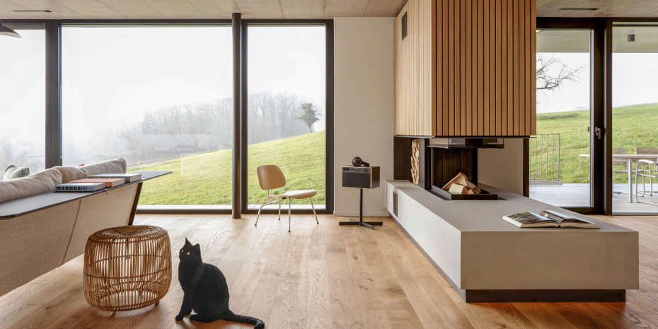 Parkett im Wohnzimmer in drei verschiedenen Breiten und mit lebhafter Sortierung.