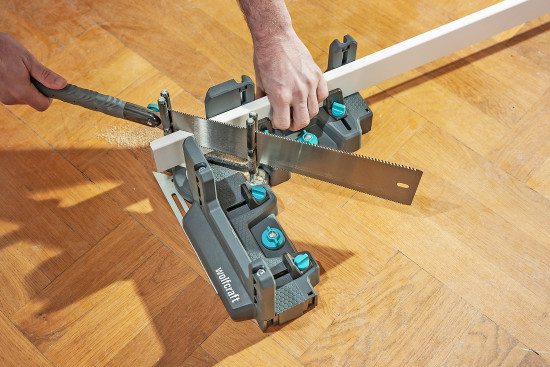 Die Schmieg- und Gehrungsschneidlade hilft dabei, Winkel auszumessen, zu übertragen und Werkstoffe entsprechend zuzuschneiden.  