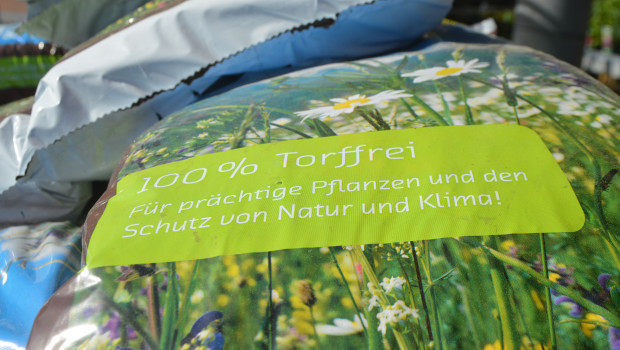 Verpackungsmaterialien wie Folien für Erdensäcke wären im sechsstelligen Euro-Bereich betroffen, wenn die Richtlinie so umgesetzt wird wie geplant, und müssten entsorgt werden. Verpackungsmaterialien wie Folien für Erdensäcke wären im sechsstelligen Euro-Bereich betroffen, wenn die Richtlinie so umgesetzt wird wie geplant, und müssten entsorgt werden.