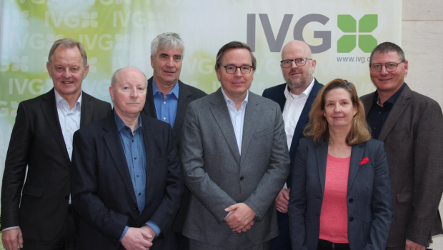 Neue und ehemalige Vorstandsmitglieder beim IVG: Heribert Benteler, Dr. Hans-Ulrich Born, Hans-Martin Lohmann, Oliver Trapp-mann, Christoph Büscher, Michaela Schmit-ten-Pittá, Andreas Epple (v. l.).