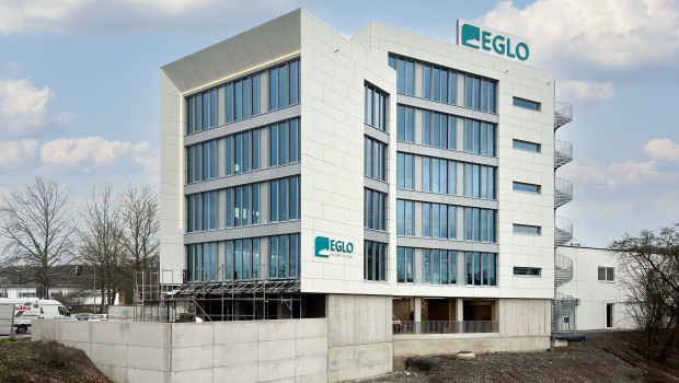 Nach rund zwei Jahren ist das neue Büro- und Verwaltungsgebäude von Eglo Deutschland in Arnsberg nahezu fertig gestellt. 