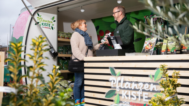Im Raum Leipzig sind bis Ende Juli 2022 sogenannte „Toom Pflanzenkisten“ unterwegs.
