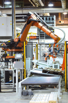 Unter anderem in sechs neue Verpackungsroboter hat Neuhofer Holz investiert. Unter anderem in sechs neue Verpackungsroboter hat Neuhofer Holz investiert.