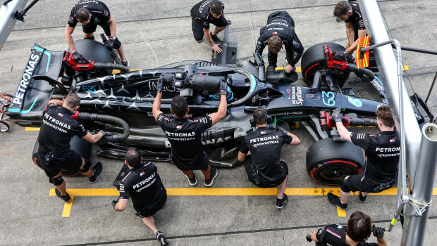 Die Mechaniker empfangen George Russell beim Grand Prix von Suzuka mit den Laubbläsern von Einhell zur Bremsenkühlung.