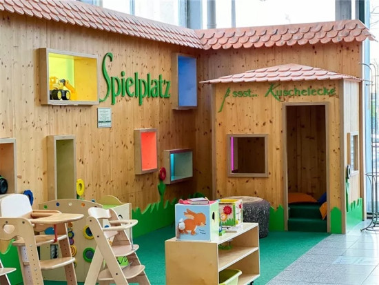 Was als Bespaßungsangebot begann, ist heute ein strategischer Baustein: das Bällebad im Gartencenter Schlößer. 