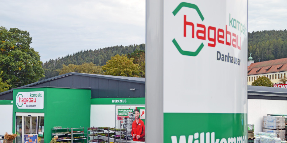 Der Hagebau Kompakt-Markt entstand in einem ehemaligen Discounter-Gebäude, das aufwendig mit Satteldach und PV-Anlage saniert wurde.