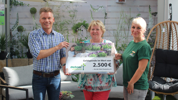 Dehner-Marktleiter André Theurich, Christiane Fiedler von der Tafel Chemnitz und Jana Wenzel, Dehner-Mitarbeiterin (v. l.), bei einer der Übergaben.