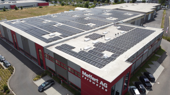 Die neue Photovoltaikanlage auf dem Dach der neuen Halle erzeugt mit der Energie der Sonne den Strom für die E-Autos.