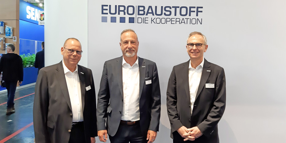 Zusammen mit seinen Geschäftsführungskollegen Hartmut Möller (r.) und Jörg Hoffmann (l.) analysierte Eckard Kern, Vorsitzender der Eurobaustoff-Geschäftsführung, auf der Bau die aktuelle Situation.