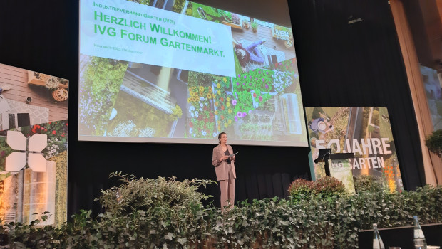 IVG-Geschäftsführerin Anna Hackstein begrüßte heute 280 Teilnehmerinnen und Teilnehmer des Jubiläums-IVG-Forums Gartenmarkt - eine Rekordbeteiligung.
