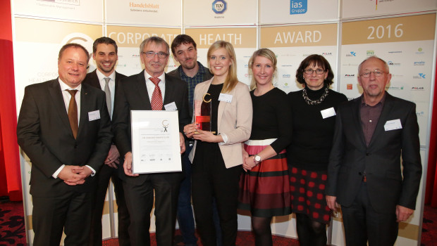 Nahmen die Siegesurkunde des Corporate Health Awards bei der feierlichen Veranstaltung in Bonn entgegen (v.l.): Stefan Heymann (Prokurist und Personaldirektor, JWO), Tobias Elis (Leiter Betriebliches Gesundheitsmanagement, JWO), Dr. med. Ludwig Vöcking (Geschäftsführung, BGM Forum Westmünsterland und behandelnder Arzt), Jan Vöcking (Geschäftsführung, BGM Forum Westmünsterland), Lea Brüner (Auszubildende Sport- und Fitnesskauffrau, JWO), Anita Mühlenkamp (Leiterin JWOAkademie, JWO), Marion Mensing (Betriebsratsvorsitzende, JWO), Klemens Feldkamp (Stellvertretender Betriebsratsvorsitzender, JWO).