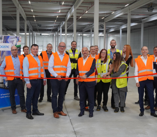 Johannes Wechsler (in der Mitte links), SVP E-Commerce & Digital bei Bauhaus, und Jean-Christophe Machet, CEO von FM Logistic, durchschneiden das Band zur Eröffnung des neuen Fulfillment-Centers in Lovosice.