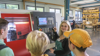 Spax und ABC feiern 60 Jahre Lehrwerkstatt