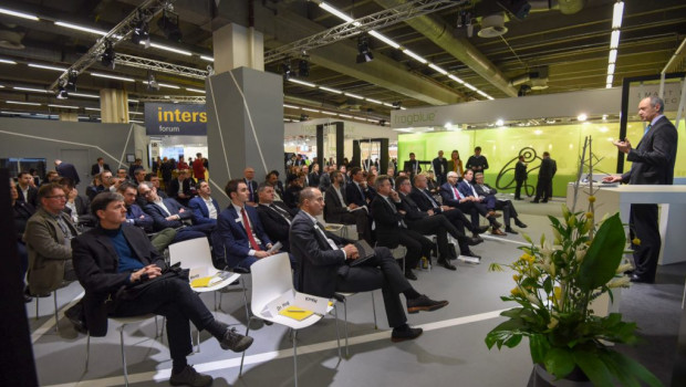 Das Intersec Forum bietet die Gelegenheit, Expertenvorträge mit Networking zu verbinden: Die Konferenz findet in direkter Branchennähe der Anbieter von moderner Sicherheits- und Gebäudetechnik im Rahmen von Intersec Building statt. 