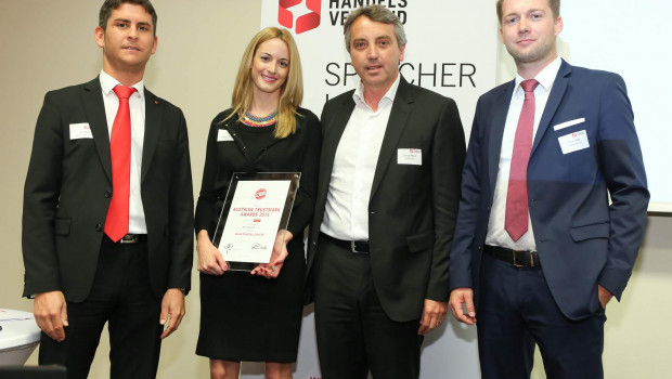 Gewinner des Austrian Trustmark Award 2015 in der Kategorie „Newcomer“ ist der Online-Shop www.baumax.com/at. Die Preisverleihung fand statt mit (v. l.) Karl Jung (Santander Consumer Bank), Stephanie Reimann (Leitung E-Commerce Baumax), Thomas Marx (Geschäftsführer Baumax Österreich) sowie Ing. Mag Rainer Will (Geschäftsführer Handelsverband).