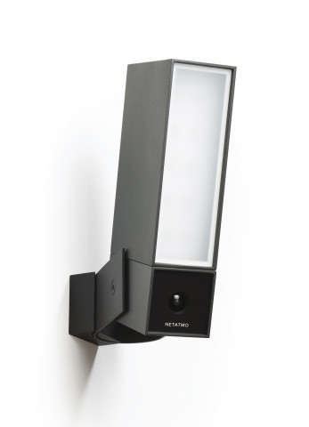 Die Outdoor-Sicherheitskamera Presence von Netatmo erkennt, ob sich eine Person um das Haus bewegt, ein Auto auf den Hof fährt oder sich ein Haustier auf dem Grundstück befindet. Die Outdoor-Sicherheitskamera Presence von Netatmo erkennt, ob sich eine Person um das Haus bewegt, ein Auto auf den Hof fährt oder sich ein Haustier auf dem Grundstück befindet.