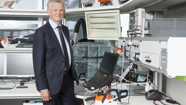 Die Stihl-Gruppe rechnet mit einem Umsatzrekord im 90. Firmenjahr. Ein Wachstumsfaktor sind die neuen Akku-Produkte, die der Vorstandsvorsitzende Dr. Bertram Kandziora in den eigenen Elektroniklaboren in Waiblingen präsentierte. Die Stihl-Gruppe rechnet mit einem Umsatzrekord im 90. Firmenjahr. Ein Wachstumsfaktor sind die neuen Akku-Produkte, die der Vorstandsvorsitzende Dr. Bertram Kandziora in den eigenen Elektroniklaboren in Waiblingen präsentierte.