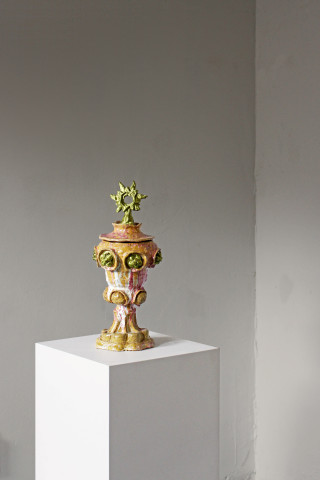 Wenn sich künstliche Intelligenz und Handwerk auf Augenhöhe begegnen, entstehen hybride Arbeiten, die Codes und Tradition miteinander vereinen, wie bei diesem Werkstück.    Wenn sich künstliche Intelligenz und Handwerk auf Augenhöhe begegnen, entstehen hybride Arbeiten, die Codes und Tradition miteinander vereinen, wie bei diesem Werkstück.