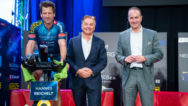 Der ehemalige Super-G-Weltmeister Hannes Reichelt (von links), Pluscity-Eigentümer Ernst Kirchmayr und Einhell-CEO Andreas Kroiss beteiligten sich an der Spendenaktion.  