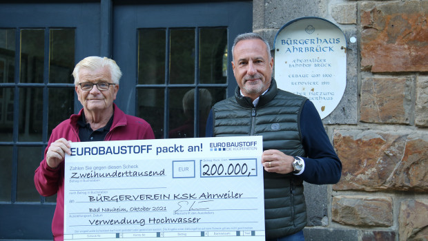 Dr. Eckard Kern (rechts) übergab am ehemaligen Bahnhof von Ahrbrück einen Scheck an Ortsbürgermeister Walter Radermacher. 