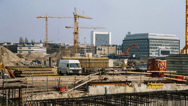 Eine Baustelle in Berlin ‒ der ZDB fordert weniger „überbordende Vorschriften“.