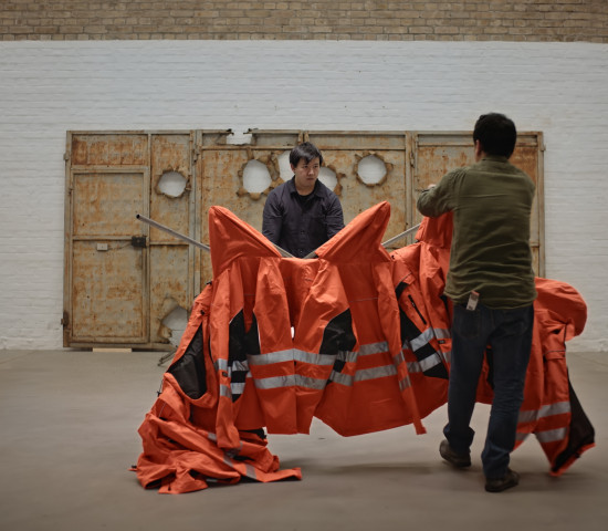 Hornbach und Ai Weiwei präsentierten heute in Berlin„Safety Jackets Zipped the Other Way“, ein Kunstwerk für alle zum Selberbauen.
