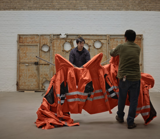 Hornbach und Ai Weiwei präsentierten heute in Berlin„Safety Jackets Zipped the Other Way“, ein Kunstwerk für alle zum Selberbauen.
