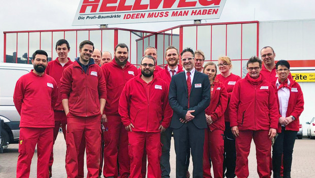 Stolze Belegschaft vor Baumarkt I: Hellweg-Neueröffnung in Dorsten.
