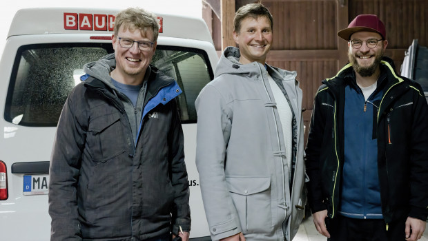 Daniel Köpke (von links), Daniel Ehmer und Steffen Wagner vom Dietrich-Bonhoeffer-Verein nahmen die Sachspenden in Empfang.