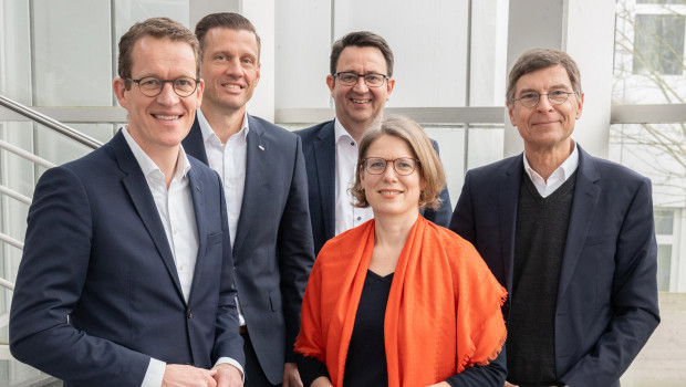 Dachser-CEO Burkhard Eling (v.l.), Alexander Tonn, Dachser-COO Road Logistics, Dachser-CDO Stefan Hohm, Prof. Alice Kirchheim, Institutsleiterin Fraunhofer IML und Prof. Dr. Stefan Wrobel, Institutsleiter Fraunhofer IAIS, freuen sich auf die Zusammenarbeit.