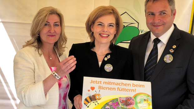 Landwirtschaftsministerin Julia Klöckner (M.) hat zusammen mit der VDG-Präsidentin Martina Mensing-Meckelburg und dem slowenischen Landwirtschaftsminister Dejan Židan die diesjährige Bienenaktion gestartet.